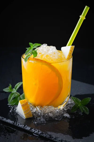 Cocktail Melão Com Rum Laranja — Fotografia de Stock