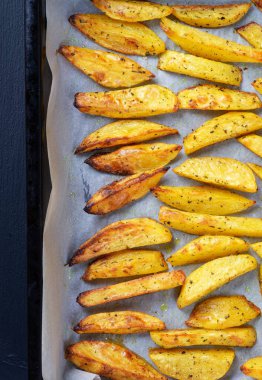 Kırsal bir tarzda kızarmış patates, baharatlı.. 