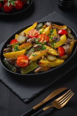  Tahta bir masada sıcak sebze salatası..