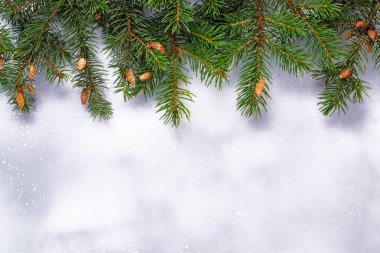 Beyaz arka planda Noel süsleri. Uzayı kopyala Kış tatili, yeni yıl.