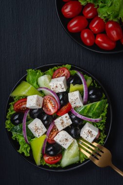 Taze salatalı sebze salatası, domates, zeytin, soğan, marul ve peynir. Sağlıklı yiyecekler. Üst Manzara. Boşluğu kopyala