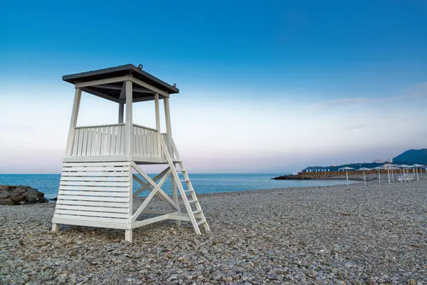 早上海滩上的救生塔 — 图库照片