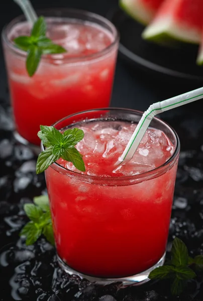 Zomer Koude Drank Met Watermeloen Munt Een Zwarte Houten Achtergrond — Stockfoto