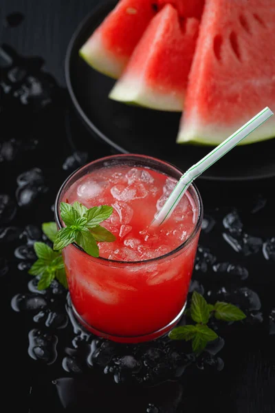 Bebida Fria Verão Com Melancia Hortelã Fundo Madeira Preta — Fotografia de Stock