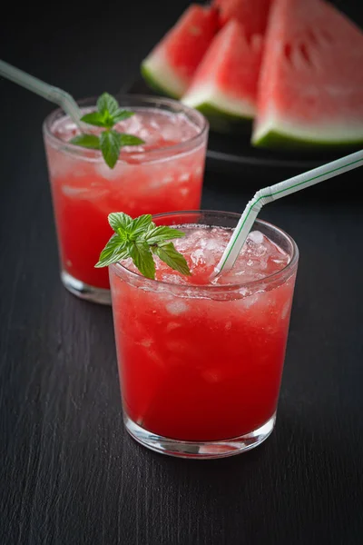 Zomer Koude Drank Met Watermeloen Munt Een Zwarte Houten Achtergrond — Stockfoto