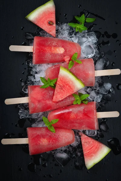 Glace Pastèque Sur Table Bois Noir — Photo