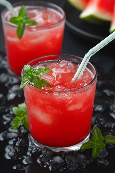 Boisson Froide Estivale Pastèque Menthe Sur Fond Bois Noir — Photo