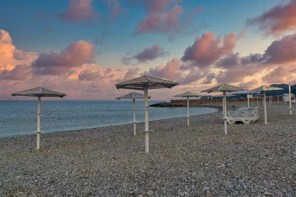 俄罗斯内河畔海滩上的遮阳伞 — 图库照片
