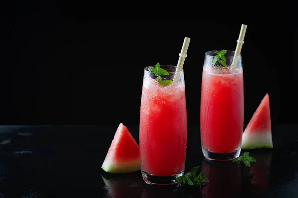 Zomer Koud Drankje Met Watermeloen Munt Een Zwarte Houten Achtergrond — Stockfoto