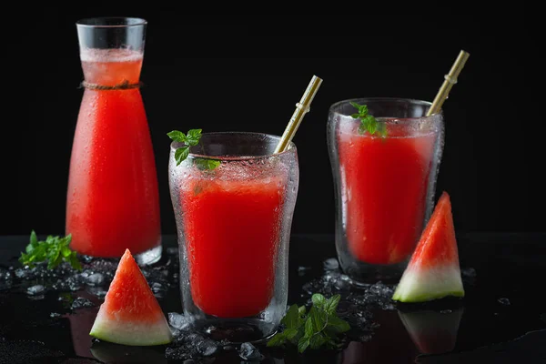 Zomer Koud Drankje Met Watermeloen Munt Een Zwarte Houten Achtergrond — Stockfoto