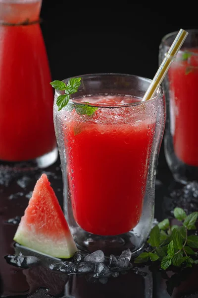 Zomer Koud Drankje Met Watermeloen Munt Een Zwarte Houten Achtergrond — Stockfoto