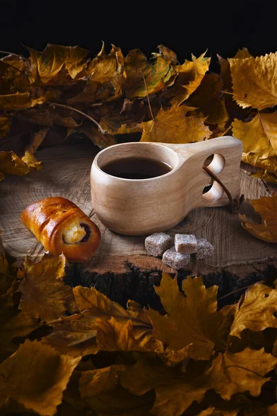 Hot Coffee Cup Fallen Leaves Stump Forest Autumn Copy Space — стоковое фото