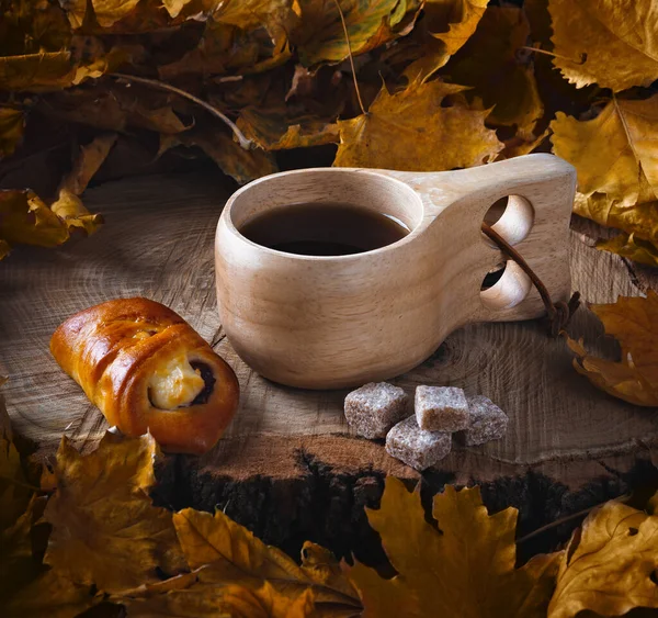 Café Caliente Una Taza Hojas Caídas Tocón Bosque Otoño —  Fotos de Stock