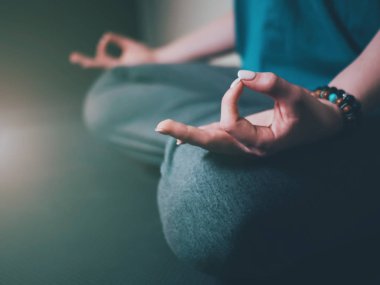 Kadının el biçimli kap kapalı lotus poz meditasyon portre. Gyan mudra. Yoga, meditasyon, din kavramı.