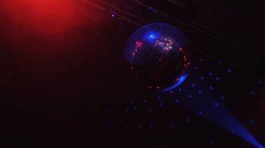 Güzel disko topu iplik fişekleri ile sorunsuz. Aynalı küreyi parlak ışınları, gece parti arka plan görüntüleri ile.