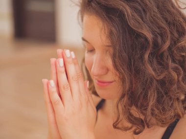 Işık fitness studio meditasyon kısa kıvırcık saçlı Genç güzel kadın. Namaste elinde. Dua, Tanrı kavramı seviyorum Şükran, yoga, meditasyon,.