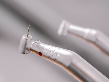 Makro görünümü bir dişçi klinikte matkap. Stomatologist alet hastalar diş sondaj için iş. Sağlık ve tıp kavramı. Yakın çekim.