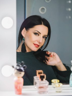 Güzel model aynasından yansıyan kapatın. Bir spekulum ile flört muhteşem moda kadın