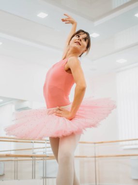 Spor salonu ya da salonu minimalizm iç ile pratik profesyonel, duygusal balet. Balerin pembe tutu performans önce şehvetli bir dans dans.