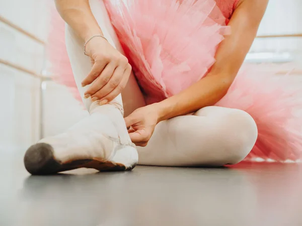 Młody Baletnicy Tutu Różowy Kostium Otacza Białe Jedwabne Tasiemki Miękki — Zdjęcie stockowe