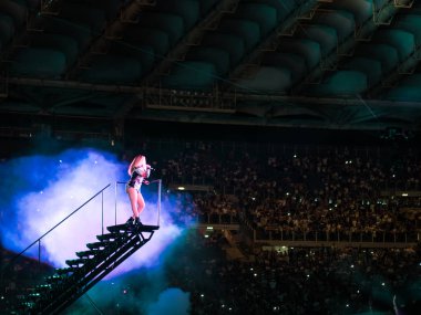 Roma İtalya, 8 Temmuz 2018, Beyonce ve Jay-Z Otrii Olimpico Stadyumu'nda canlı konser: şarkıcılar konser sırasında Carters