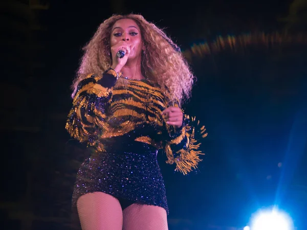 Rome Italy, 8 July 2018 , Live concert of Beyonce and Jay-Z OTRII at the Olimpico Stadium : singers the Carters during the concert — Stock Photo, Image