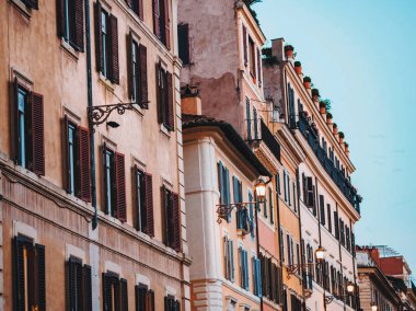 Roma, İtalya, apartmanda güzel cephe. Panjurlar ile Windows.
