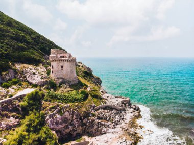 Güzel bir manzara, eski bina. Akdeniz'de dağda eski savunma kulesi. Paola kule Circeo promontory Sabaudia, İtalya'nın üzerinde yer alıyor. Casus uçak, hava görüntülemek.
