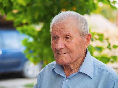 Çok yaşlı adam portresi. Yaz açık rahatlatıcı büyükbaba. Portre: yaşlı, yaşlı, kıdemli. Yaşlı adam tek başına oturmak Close-up