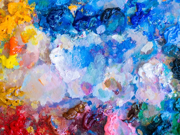 Artistas pinturas al óleo multicolores en paleta de madera o lienzo. Primer plano fondo abstracto. Concepto artístico . — Foto de Stock