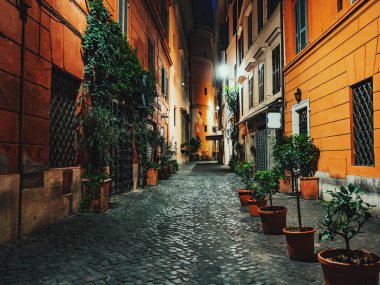 Akşam veya gece eski rahat Roma, Italya'sokak görünümünü. Cityscape İtalyan sermayesi ile kimse.