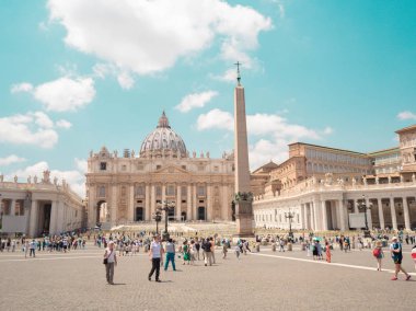 Vatikan, Roma, 6 Temmuz, 2018. St. Peters Meydanı turistlerle dolu. St. Peters Bazilikası görünümüne. Vatikan olduğunu kutsal bir yer, Hıristiyan kültür ve din.