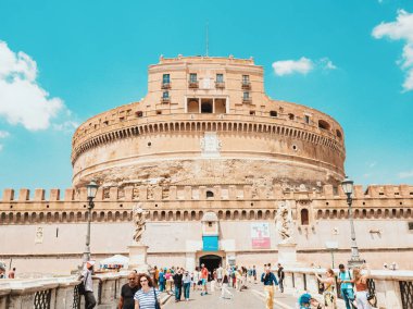 Roma, İtalya 6 Temmuz, 2018. Castel Santangelo görünümünü eski köprünün üzerinde
