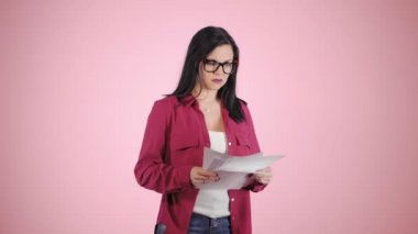 İş, stres yönetimi, ruhsal sıkıntı sorunları, kaybeden öfke, tepki, sinir krizi üzerinde hataya neden Öfkeli Öfkeli kadın modern ofis işçi atma buruşuk Kağıt,.