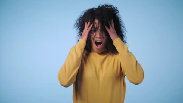 파란색 배경 위에 절연 소리 젊은 아프리카계 미국인 스트레스 아프리카 소녀 닫습니다. 슬로우 모션입니다. 노란 옷에 스트레스와 우울증 여자. — 비디오