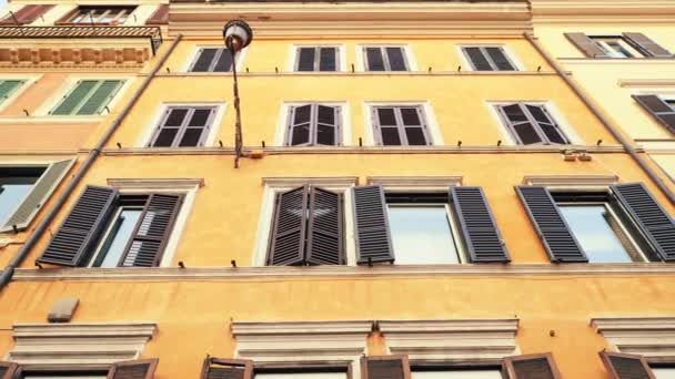 Appartementengebouw straten in Rome. Ramen met luiken. Gevels van oude huizen in de straten van Italië. Reizende concept. Slow motion. — Stockvideo