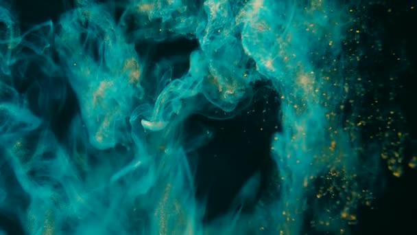 Inkoust modrý třpytky ve vodě vytváří abstraktní mrak — Stock video