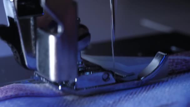 Fechar a máquina de costura mostrando processo. Item de roupa, estilo vintage. processo de costura na fase de sobrecostura. Processo de adaptação. Conceito de moda. Vista macro — Vídeo de Stock