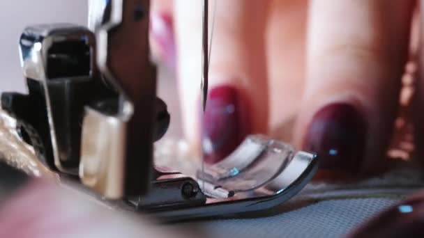 Gros plan de la machine à coudre montrant le processus. Vêtements, style vintage. processus de couture dans la phase de surpiqûre. Une femme sur mesure qui travaille. Concept de mode .