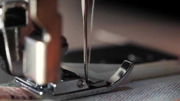 Κοντινό πλάνο της ράβοντας μηχανής δείχνει διαδικασία. Το στοιχείο του ιματισμού, vintage στυλ. ράψιμο διαδικασία κατά το στάδιο της overstitching. Ραπτική διαδικασία. Έννοια της μόδας. Προβολή μακροεντολών — Αρχείο Βίντεο