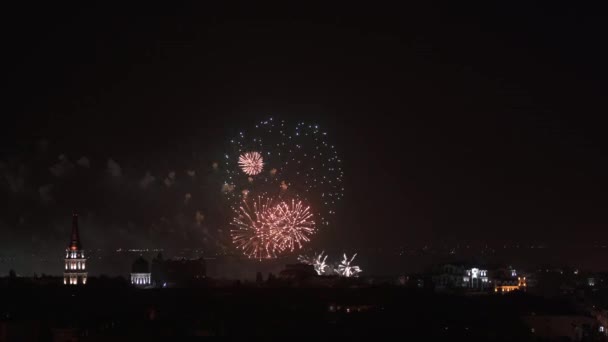 Fogos de artifício múltiplos espetaculares coloridos na noite de celebração de Ano Novo de férias acima da velha cidade europeia — Vídeo de Stock