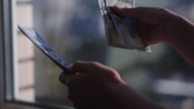 Bize para sayma. Kadın para sayar. Yeni dolar elinde. Ağır çekim. HD