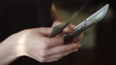 Bize para sayma. Kadın para sayar. Yeni dolar elinde. Ağır çekim. HD