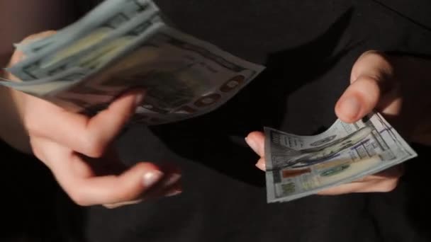 Rekenen ons valuta. Vrouw telt geld. Nieuwe dollars in de hand. Slow motion. — Stockvideo