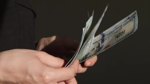Räkna oss valuta. Kvinna räknar pengar. Nya dollar i hand. Slow motion. — Stockvideo