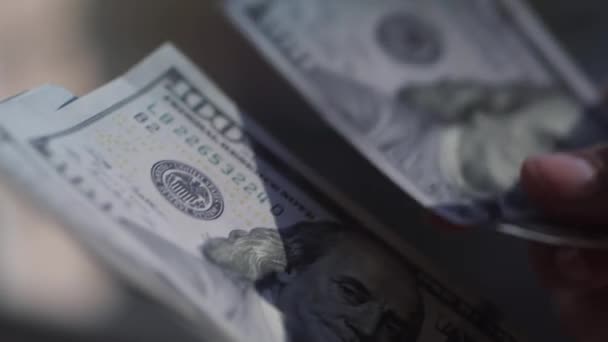Rekenen ons valuta. Persoon telt geld. Nieuwe dollars in de hand. Slow motion. — Stockvideo