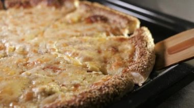 Dilim pizza, alarak el erimiş peynir damlama. 4k