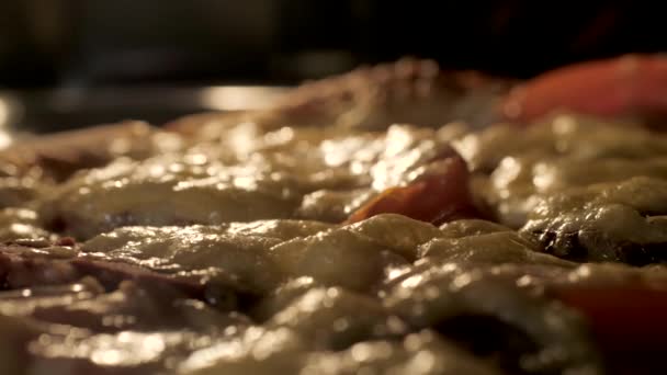 Ost på pizza smälter från värmen i ugnen. Bakning, tidsinställd — Stockvideo