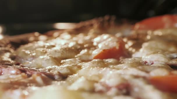 Kaas op pizza smelt van de hitte van de oven. — Stockvideo