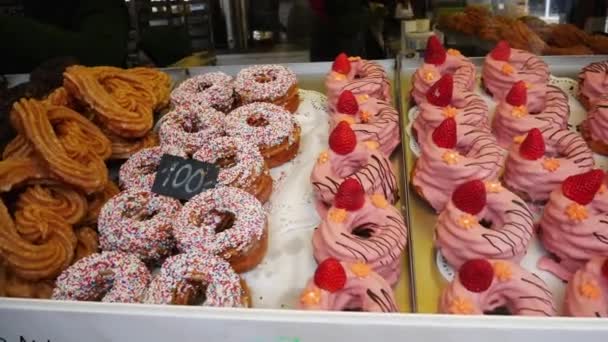 Красиві барвисті торти на стійці магазину на ярмарку — стокове відео